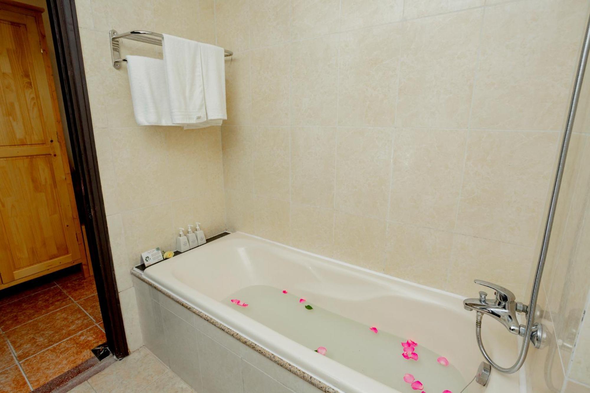 Sea And Sand Hotel Hoi An Exterior photo
